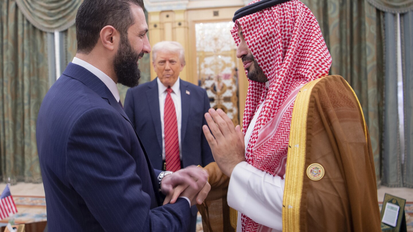 Trump dines in Qatar following Syria meeting