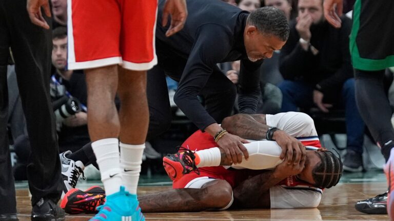 Clippers' Derrick Jones Jr. suffers apparent knee injury in game against Celtics