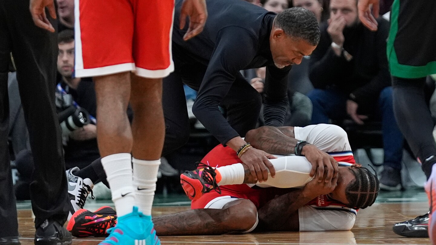 Clippers' Derrick Jones Jr. suffers apparent knee injury in game against Celtics
