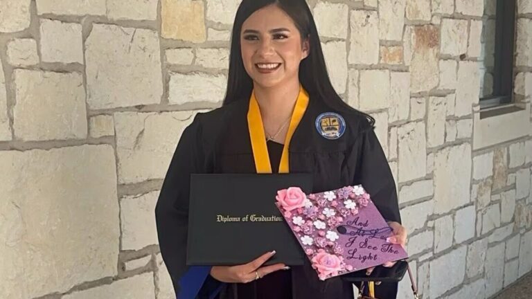 US apologizes for deporting a student flying home for Thanksgiving