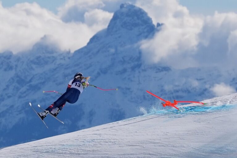 Lindsey Vonn crashes early in Olympic downhill, taken off the mountain in a helicopter