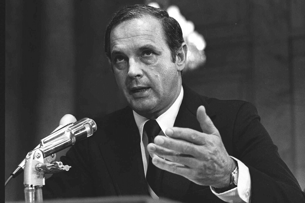 Alexander Butterfield, the Nixon aide who disclosed Watergate tapes, dies at 99