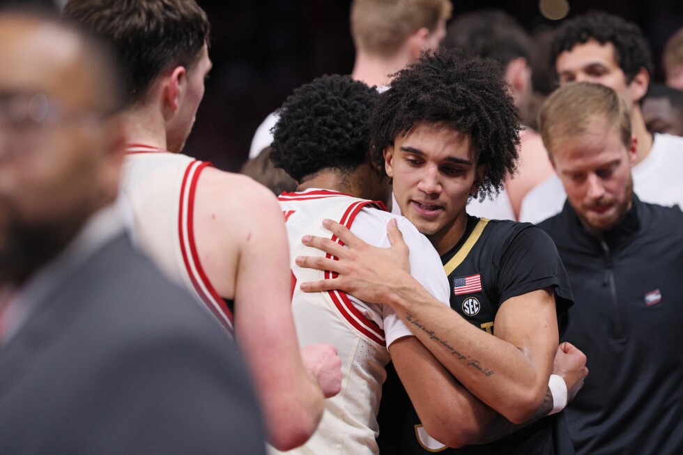 Vanderbilt's Tyler Tanner nearly stuns Nebraska with half-court heave