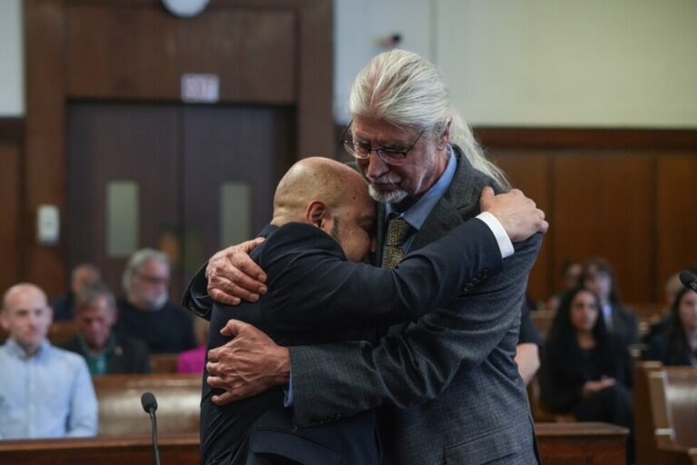 Manhattan judge tosses murder conviction of man who served 25 years