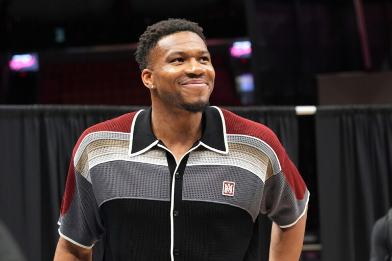 Giannis arrives in Miami, looking to follow Messi's path to more titles